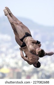 BARCELONA, SPAIN-SEPTEMBER 05,1999: Australian Divers Helm And Newbery During The Synchronized Diving Final Of The Swimming World Cup, In Barcelona.         