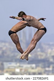 BARCELONA, SPAIN-SEPTEMBER 05,1999: Australian Divers Helm And Newbery During The Synchronized Diving Final Of The Swimming World Cup, In Barcelona.         