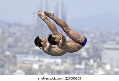 BARCELONA, SPAIN-SEPTEMBER 05,1999: Chinese Divers L. Thian And J. Huduring The Synchronized Diving Final Of The Swimming World Cup, In Barcelona.    