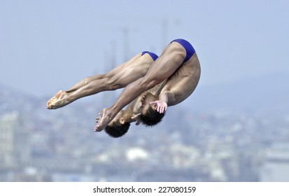 BARCELONA, SPAIN-SEPTEMBER 05,1999: Chinese Divers L. Thian And J. Huduring The Synchronized Diving Final Of The Swimming World Cup, In Barcelona.    