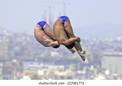 BARCELONA, SPAIN-SEPTEMBER 05,1999: Cuban Divers Betancourt And Fornaris During The Synchronized Diving Final Of The Swimming World Cup, In Barcelona.