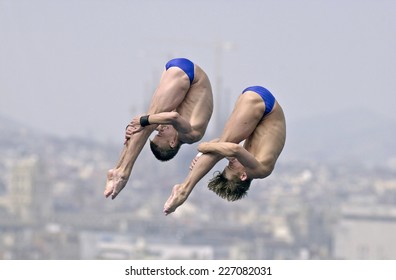 BARCELONA, SPAIN-SEPTEMBER 05,1999: Ukrainian Divers Volodkov And Zakharov During The Synchronized Diving Final Of The Swimming World Cup, In Barcelona.      