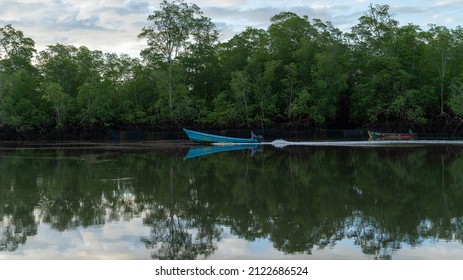 Barco en las aguas del Golfo de Fonseca en San Lorenzo, Honduras