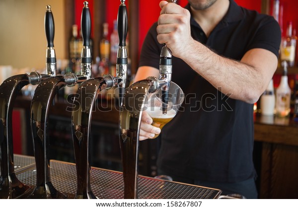 Barkeeper Trekt Een Pint Bier Achter Stockfoto Nu Bewerken