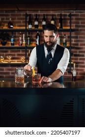 Barman Decorate Negro Martini Cocktail