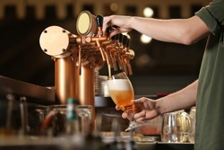 Barman Ręce Wlewając Piwo Piwne Do Szklanki.