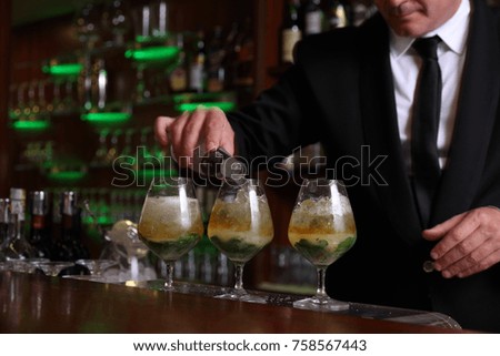 barman making mojito cocktails