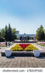 Barnaul, Russia - September, 22, 2019: Flower Bed And Cosmos Fountain On Veterans Square. Altai Krai Administration Building In The Long Plan