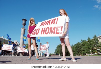 Barnaul, Russia-July 15, 2018. Two Girls Stand With A Poster In Russian And English 