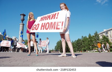 Barnaul, Russia-July 15, 2018. Two Girls Stand With A Poster In Russian And English 