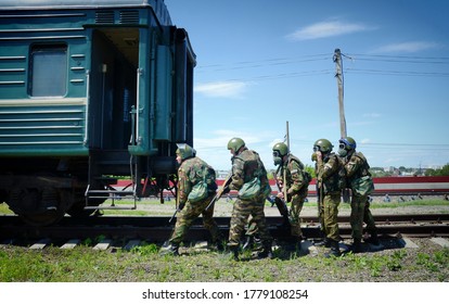 Barnaul, Russia-June 20, 2018. The Staff Of The Federal Service Of Execution Of Punishment During A Training Exercise In Escorting Prisoners