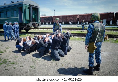 Barnaul, Russia-June 20, 2018. The Staff Of The Federal Service Of Execution Of Punishment During A Training Exercise In Escorting Prisoners