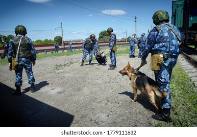 Barnaul, Russia-June 20, 2018. The Staff Of The Federal Service Of Execution Of Punishment During A Training Exercise In Escorting Prisoners