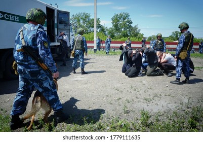 Barnaul, Russia-June 20, 2018. The Staff Of The Federal Service Of Execution Of Punishment During A Training Exercise In Escorting Prisoners