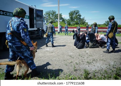 Barnaul, Russia-June 20, 2018. The Staff Of The Federal Service Of Execution Of Punishment During A Training Exercise In Escorting Prisoners