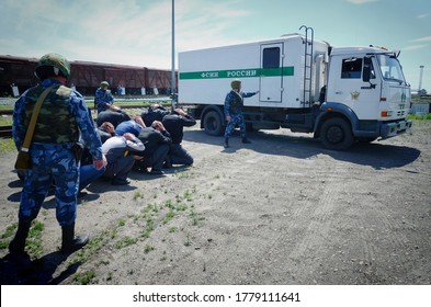 Barnaul, Russia-June 20, 2018. The Staff Of The Federal Service Of Execution Of Punishment During A Training Exercise In Escorting Prisoners