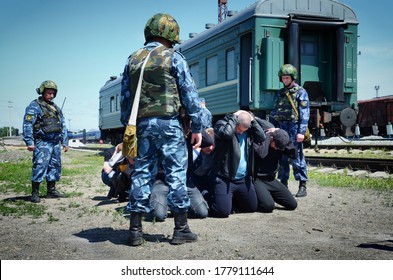 Barnaul, Russia-June 20, 2018. The Staff Of The Federal Service Of Execution Of Punishment During A Training Exercise In Escorting Prisoners