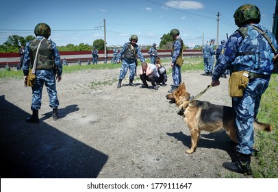 Barnaul, Russia-June 20, 2018. The Staff Of The Federal Service Of Execution Of Punishment During A Training Exercise In Escorting Prisoners