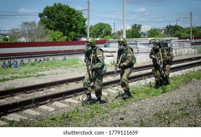 Barnaul, Russia-June 20, 2018. The Staff Of The Federal Service Of Execution Of Punishment During A Training Exercise In Escorting Prisoners