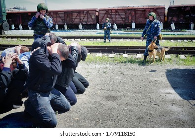 Barnaul, Russia-June 20, 2018. The Staff Of The Federal Service Of Execution Of Punishment During A Training Exercise In Escorting Prisoners