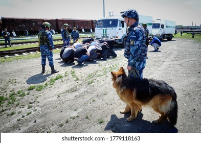 Barnaul, Russia-June 20, 2018. The Staff Of The Federal Service Of Execution Of Punishment During A Training Exercise In Escorting Prisoners