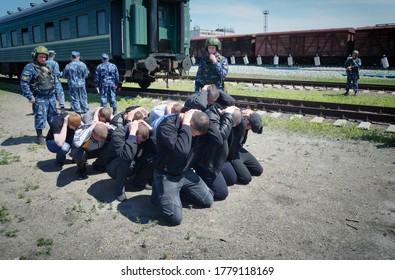 Barnaul, Russia-June 20, 2018. The Staff Of The Federal Service Of Execution Of Punishment During A Training Exercise In Escorting Prisoners