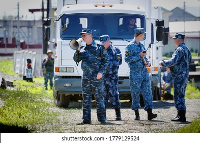 Barnaul, Russia-June 20, 2018. The Staff Of The Federal Service Of Execution Of Punishment During A Training Exercise In Escorting Prisoners