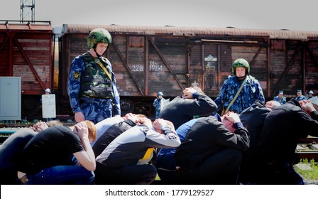 Barnaul, Russia-June 20, 2018. The Staff Of The Federal Service Of Execution Of Punishment During A Training Exercise In Escorting Prisoners