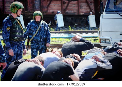 Barnaul, Russia-June 20, 2018. The Staff Of The Federal Service Of Execution Of Punishment During A Training Exercise In Escorting Prisoners