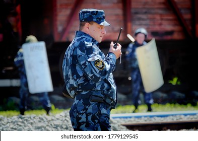 Barnaul, Russia-June 20, 2018. The Staff Of The Federal Service Of Execution Of Punishment During A Training Exercise In Escorting Prisoners