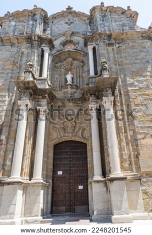 Baroque facade of San Mateo Apostol church with entrance door and columns, Tarifa SPAIN Foto stock © 