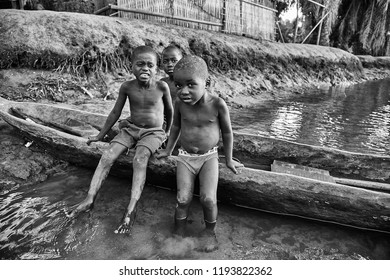  BARRA DO CUANZA/LUANDA/ANGOLA - OCTOBER 16 2011: Families Living On The Banks Of The Kwanza River