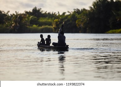  BARRA DO CUANZA/LUANDA/ANGOLA - OCTOBER 16 2011: Families Living On The Banks Of The Kwanza River
