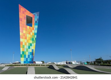Barranquilla, Atlantico, Kolumbien. 15. Januar 2022: Denkmalfenster zur Welt mit blauem Himmel in der Stadt.
