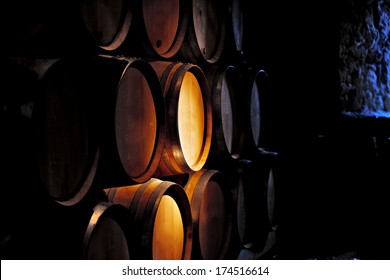 Weinkarren in alten Weinkellern.