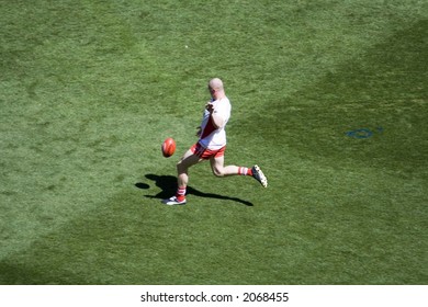 Barry Hall Kick Before The 2006 Afl Grand Final