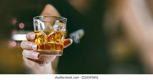 1097 Imágenes De Dos Personas Tomando Whisky Imágenes Fotos Y Vectores De Stock Shutterstock 1528