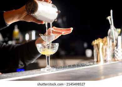 Bartender bereitet einen Cocktail vor. Bartender gießt einen Cocktail
