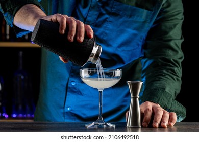 Bartender's Hands Shaking Cocktails On Bar Counter In A Restaurant, Pub. Professional Mixologist Mixing Drinks. Alcoholic Cooler Beverage At Nightclub. Selected Focus, Shallow Depth Of Field.