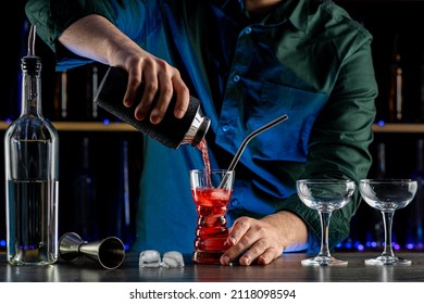 Bartender's Hands Shaking Cocktails On Bar Counter In A Restaurant, Pub. Professional Mixologist Mixing Drinks. Alcoholic Cooler Beverage At Nightclub. Selected Focus, Shallow Depth Of Field.