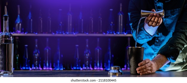 Bartender's Hands Shaking Cocktails On Bar Counter In A Restaurant, Pub. Professional Mixologist Mixing Drinks. Alcoholic Cooler Beverage At Nightclub. Selected Focus, Shallow Depth Of Field.