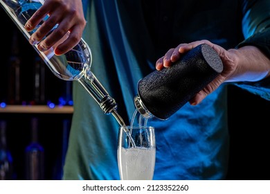 Bartender's Hands Shaking Cocktails On Bar Counter In A Restaurant, Pub. Professional Mixologist Mixing Drinks. Alcoholic Cooler Beverage At Nightclub. Selected Focus, Shallow Depth Of Field.