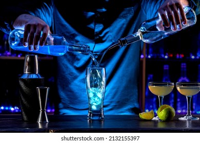 Bartender's Hands Shaking Cocktails On Bar Counter In A Restaurant, Pub. Professional Mixologist Mixing Drinks. Alcoholic Cooler Beverage At Nightclub. Selected Focus, Shallow Depth Of Field.