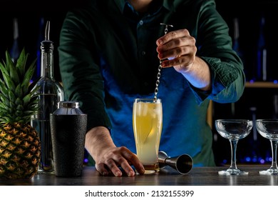 Bartender's Hands Shaking Cocktails On Bar Counter In A Restaurant, Pub. Professional Mixologist Mixing Drinks. Alcoholic Cooler Beverage At Nightclub. Selected Focus, Shallow Depth Of Field.