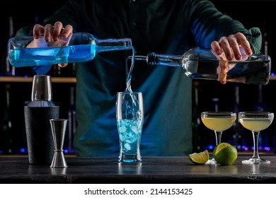 Bartender's Hands Shaking Cocktails On Bar Counter In A Restaurant, Pub. Professional Mixologist Mixing Drinks. Alcoholic Cooler Beverage At Nightclub. Selected Focus, Shallow Depth Of Field.