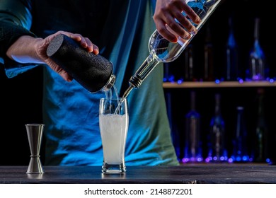 Bartender's Hands Shaking Cocktails On Bar Counter In A Restaurant, Pub. Professional Mixologist Mixing Drinks. Alcoholic Cooler Beverage At Nightclub. Selected Focus, Shallow Depth Of Field.