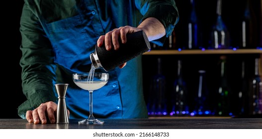 Bartender's Hands Shaking Cocktails On Bar Counter In A Restaurant, Pub. Professional Mixologist Mixing Drinks. Alcoholic Cooler Beverage At Nightclub. Selected Focus, Shallow Depth Of Field.