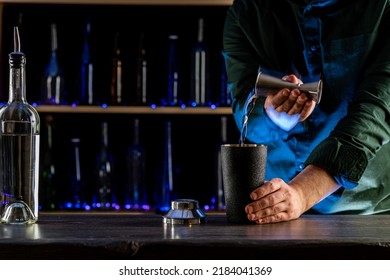 Bartender's Hands Shaking Cocktails On Bar Counter In A Restaurant, Pub. Professional Mixologist Mixing Drinks. Alcoholic Cooler Beverage At Nightclub. Selected Focus, Shallow Depth Of Field.