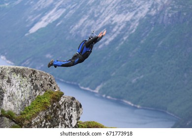 Base Jumping Kjerag, Norway