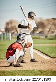 Béisbol, bate y enfoque con un hombre deportivo al aire libre, jugando un juego competitivo durante el verano. Fitness, salud y ejercicio con un atleta o jugador masculino entrenando en un campo para deporte o recreación